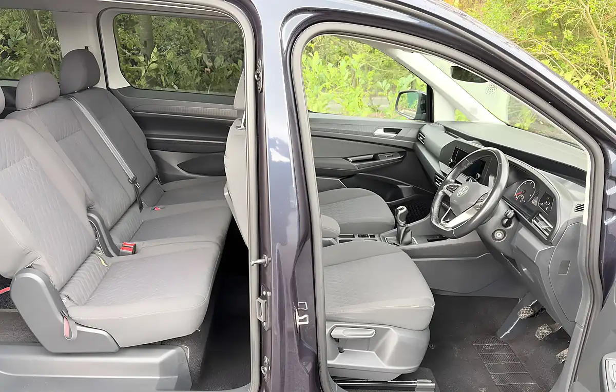 Used 2022 Volkswagen Caddy Maxi Life Blue - Interior and Exterior details 8