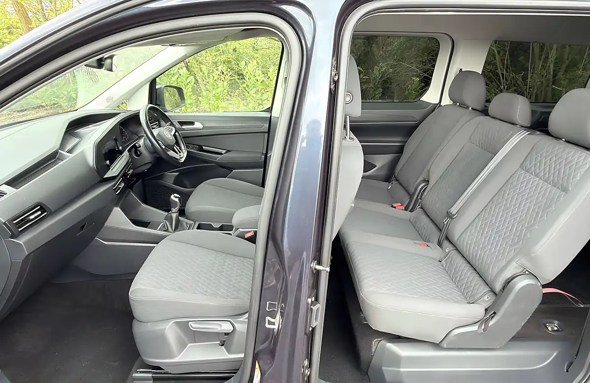 Used 2022 Volkswagen Caddy Maxi Life Blue - Interior and Exterior details 9