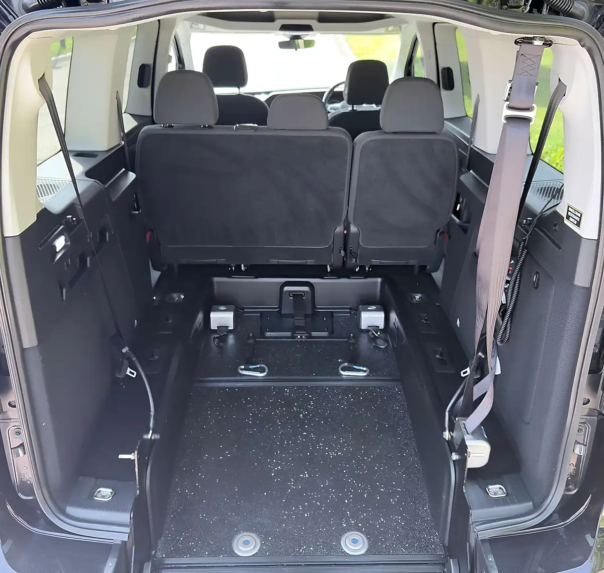 Used 2022 Volkswagen Caddy Maxi Life C20 Black - Interior and Exterior details 7