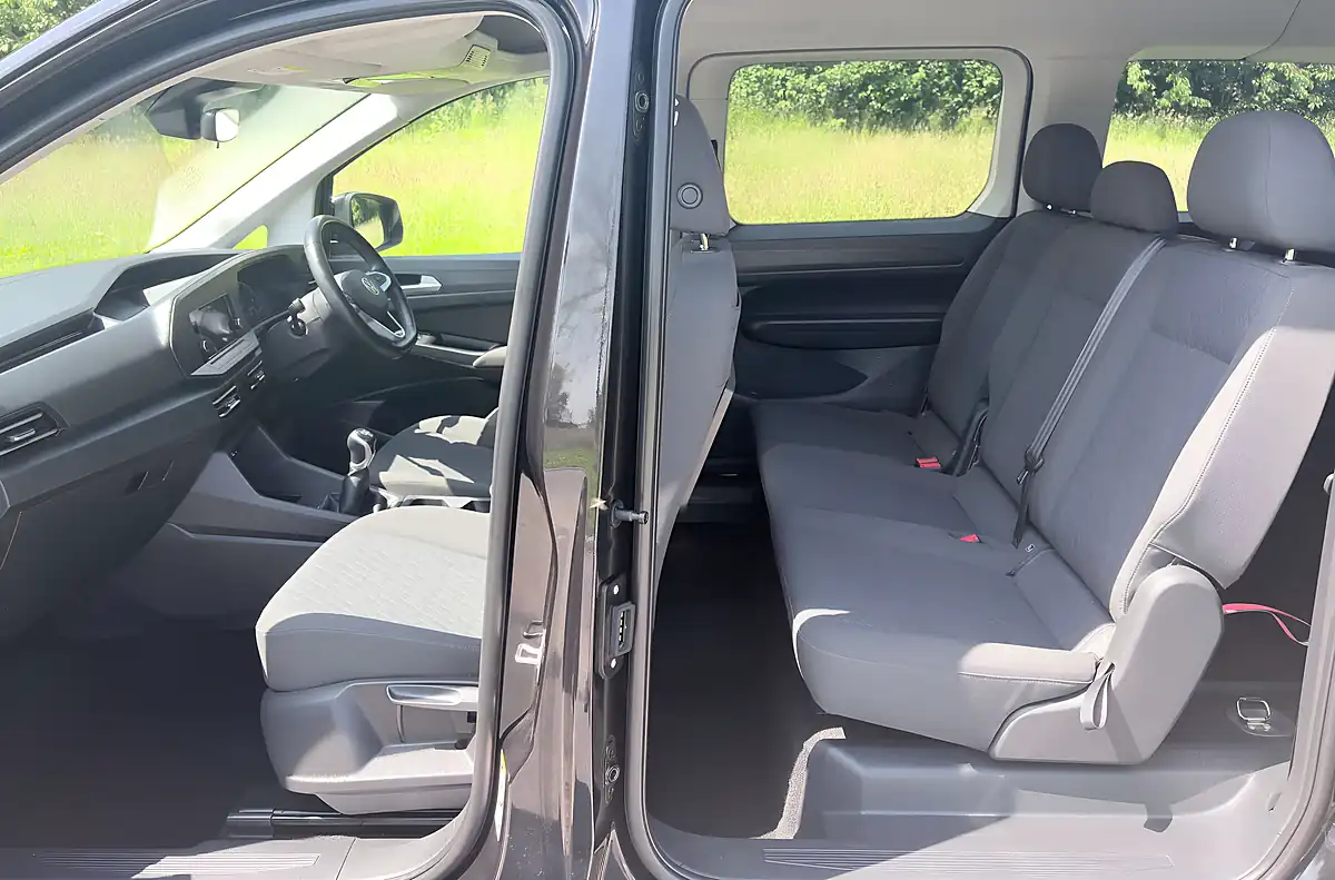 Used 2022 Volkswagen Caddy Maxi Life C20 Black - Interior and Exterior details 9