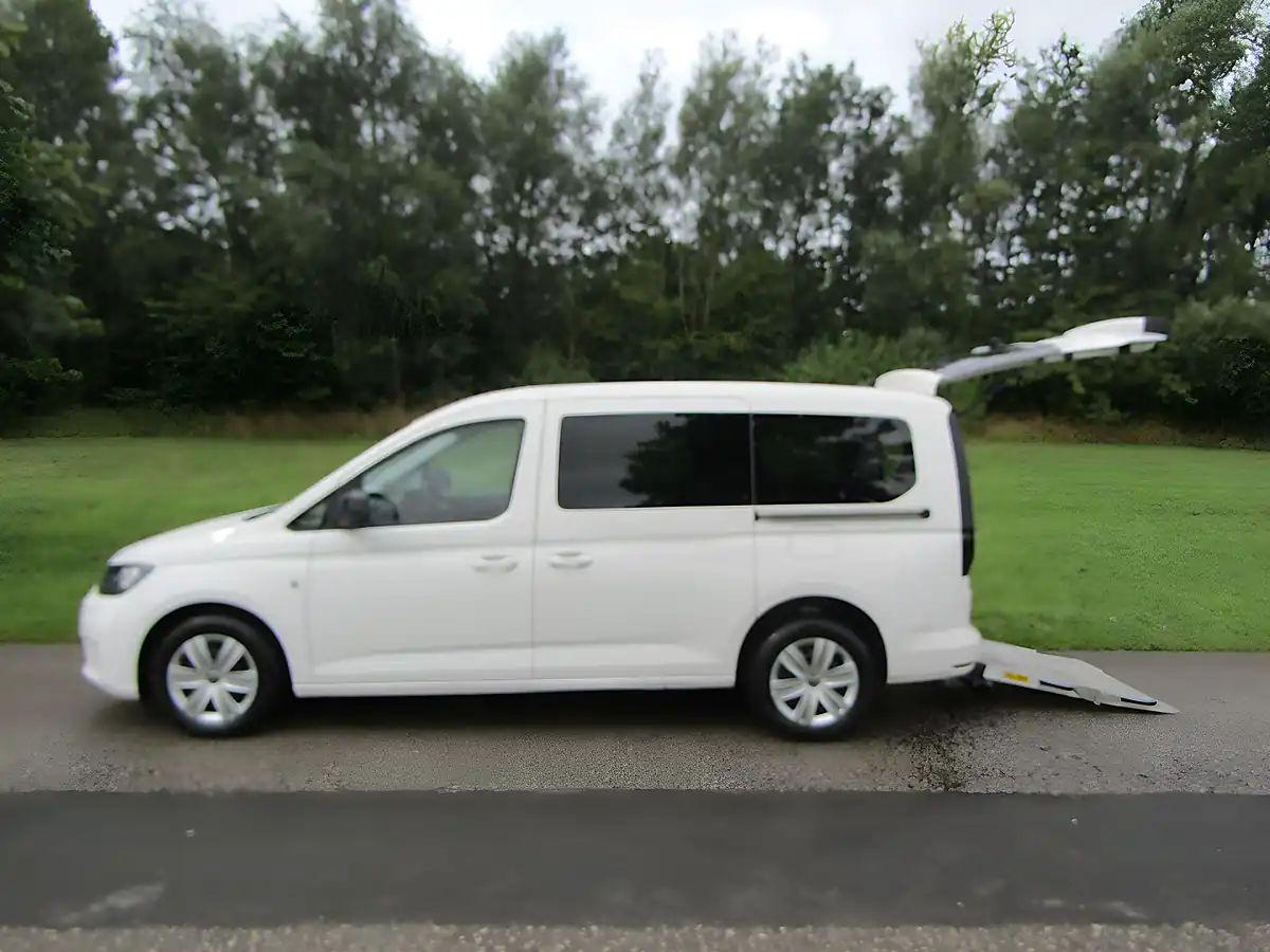Used 2022 Volkswagen Caddy Maxi Life C20 White - Front View