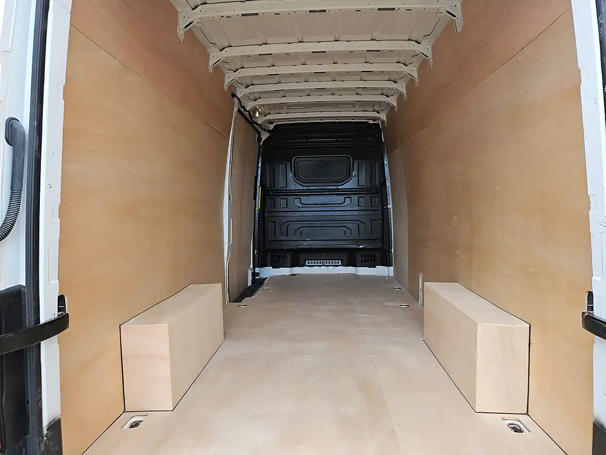 Used 2022 Volkswagen Crafter Startline White - Interior and Exterior details 9
