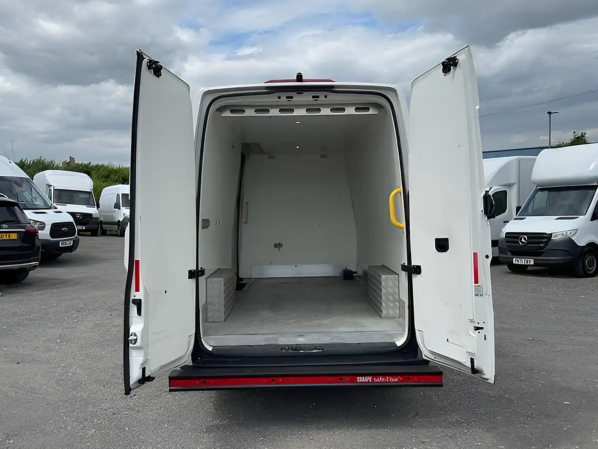 Used 2022 Volkswagen Crafter Startline White - Interior and Exterior details 7