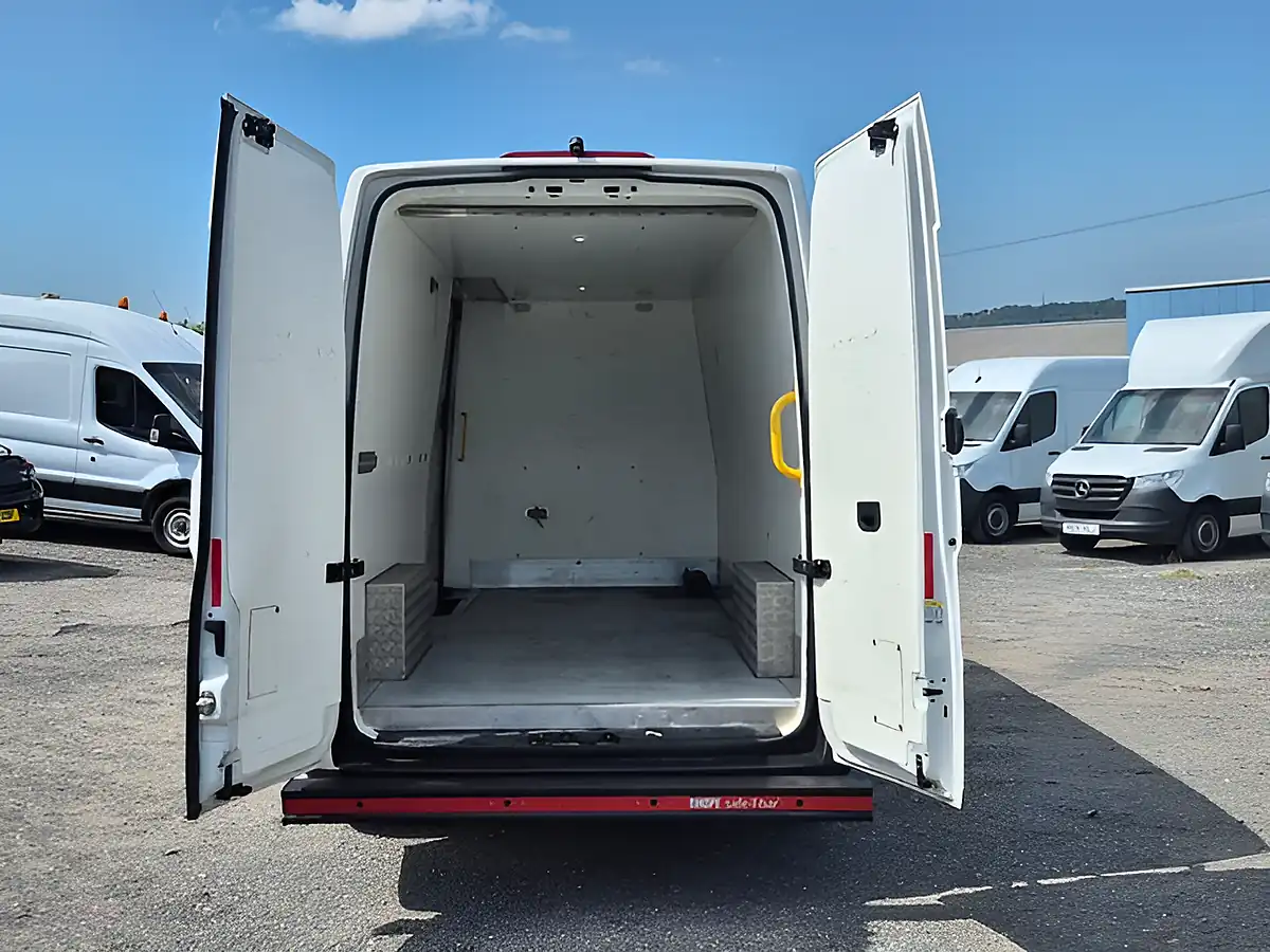 Used 2022 Volkswagen Crafter Startline White - Interior and Exterior details 7