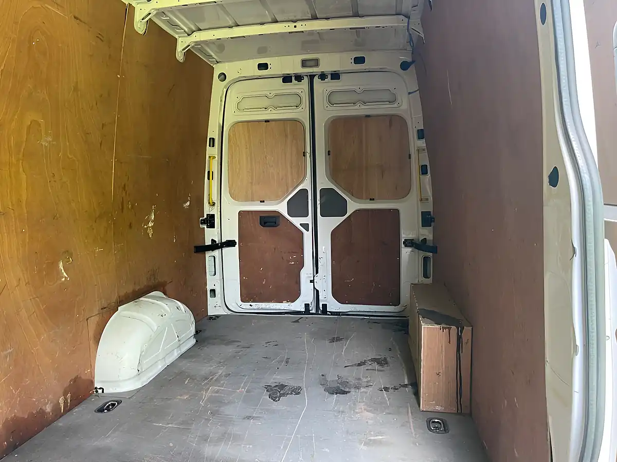 Used 2022 Volkswagen Crafter Trendline White - Interior and Exterior details 10