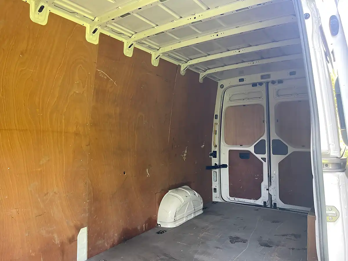 Used 2022 Volkswagen Crafter Trendline White - Interior and Exterior details 5