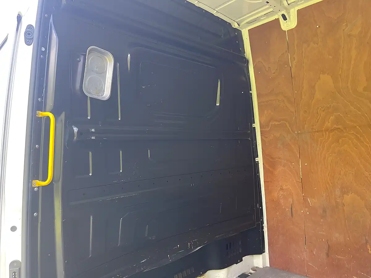 Used 2022 Volkswagen Crafter Trendline White - Interior and Exterior details 9