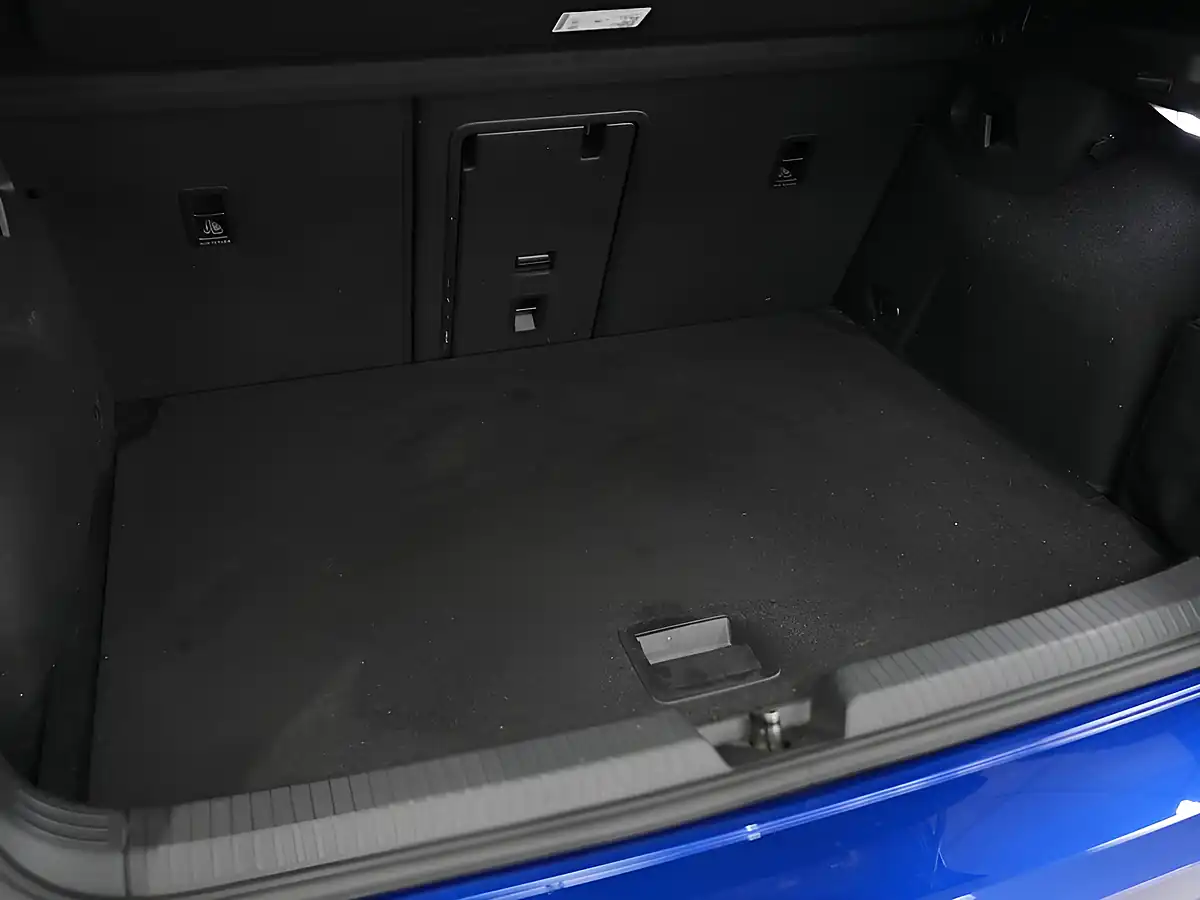 Used 2022 Volkswagen Golf R Blue - Interior and Exterior details 8