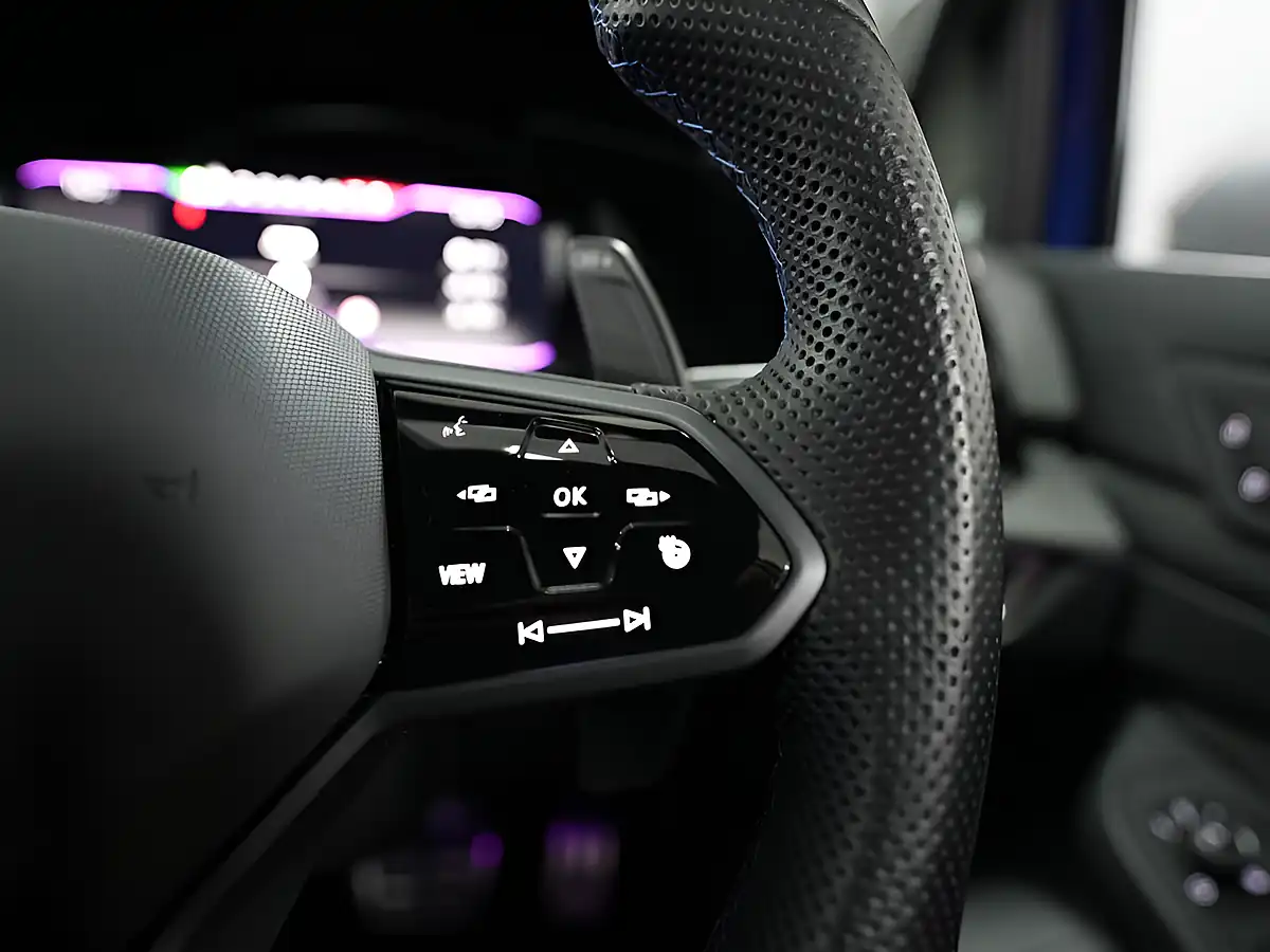 Used 2022 Volkswagen Golf R Blue - Interior and Exterior details 17