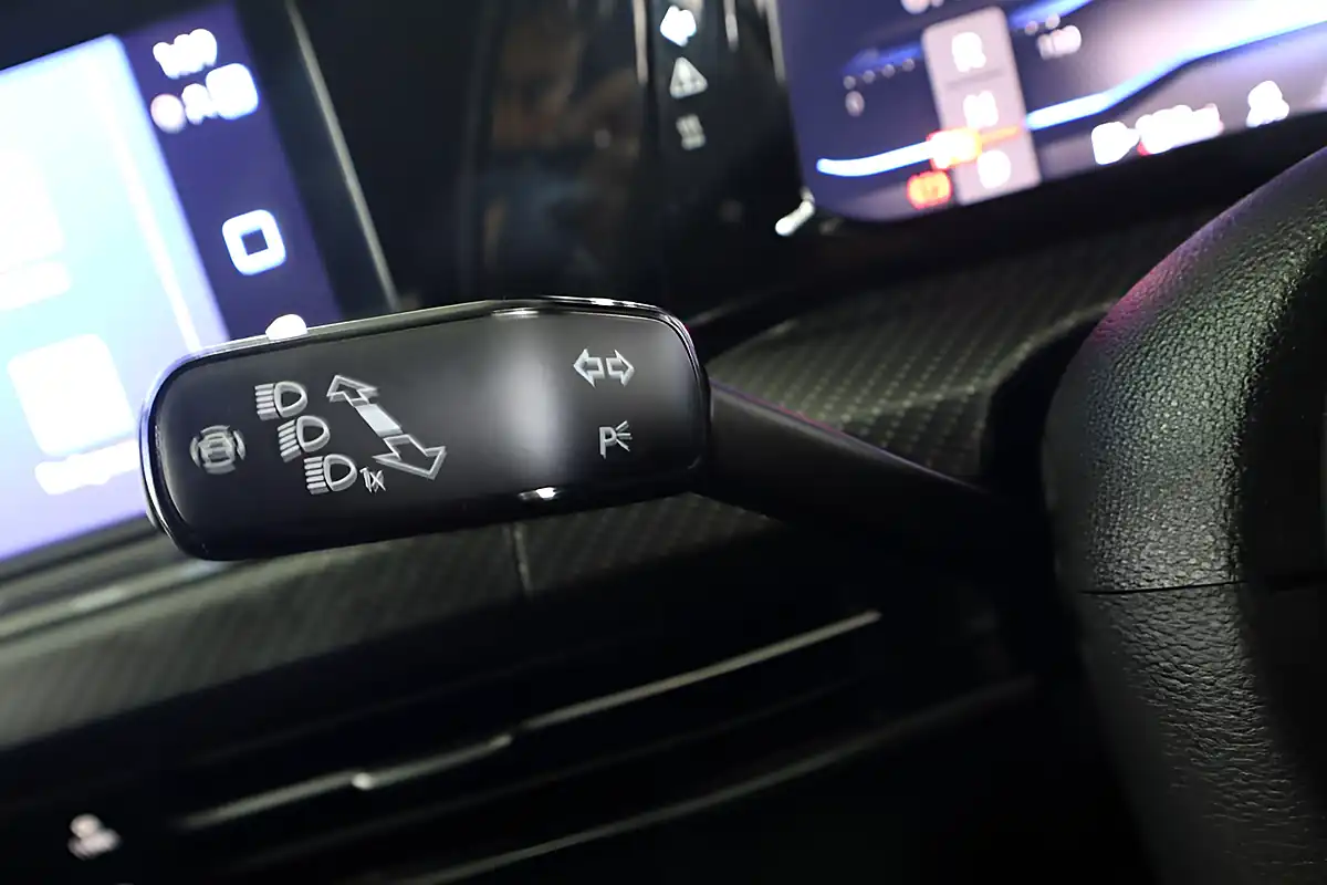 Used 2022 Volkswagen Golf R Blue - Interior and Exterior details 13