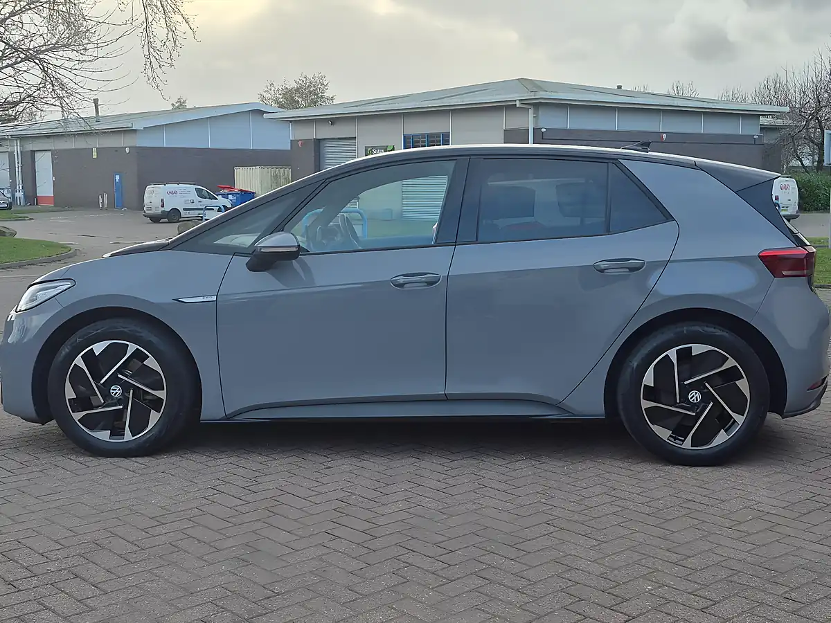 Used 2022 Volkswagen ID.3 Pro Performance Family Moonstone Grey - Interior and Exterior details 7