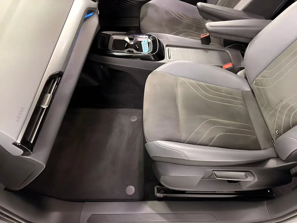 Used 2022 Volkswagen ID.4 Life Moonstone Grey - Interior and Exterior details 20
