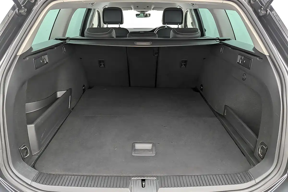 Used 2022 Volkswagen Passat Gte Grey - Interior and Exterior details 11