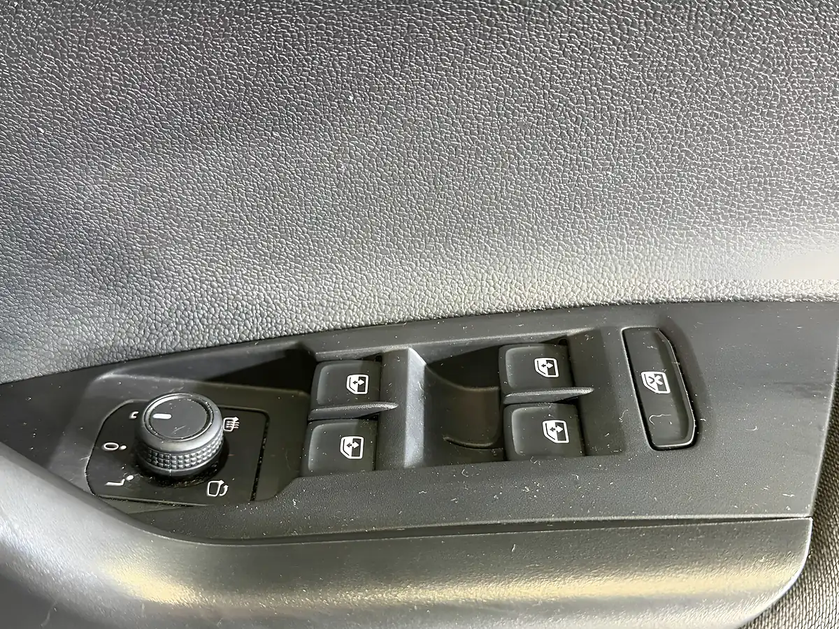 Used 2022 Volkswagen Taigo Life White - Interior and Exterior details 17