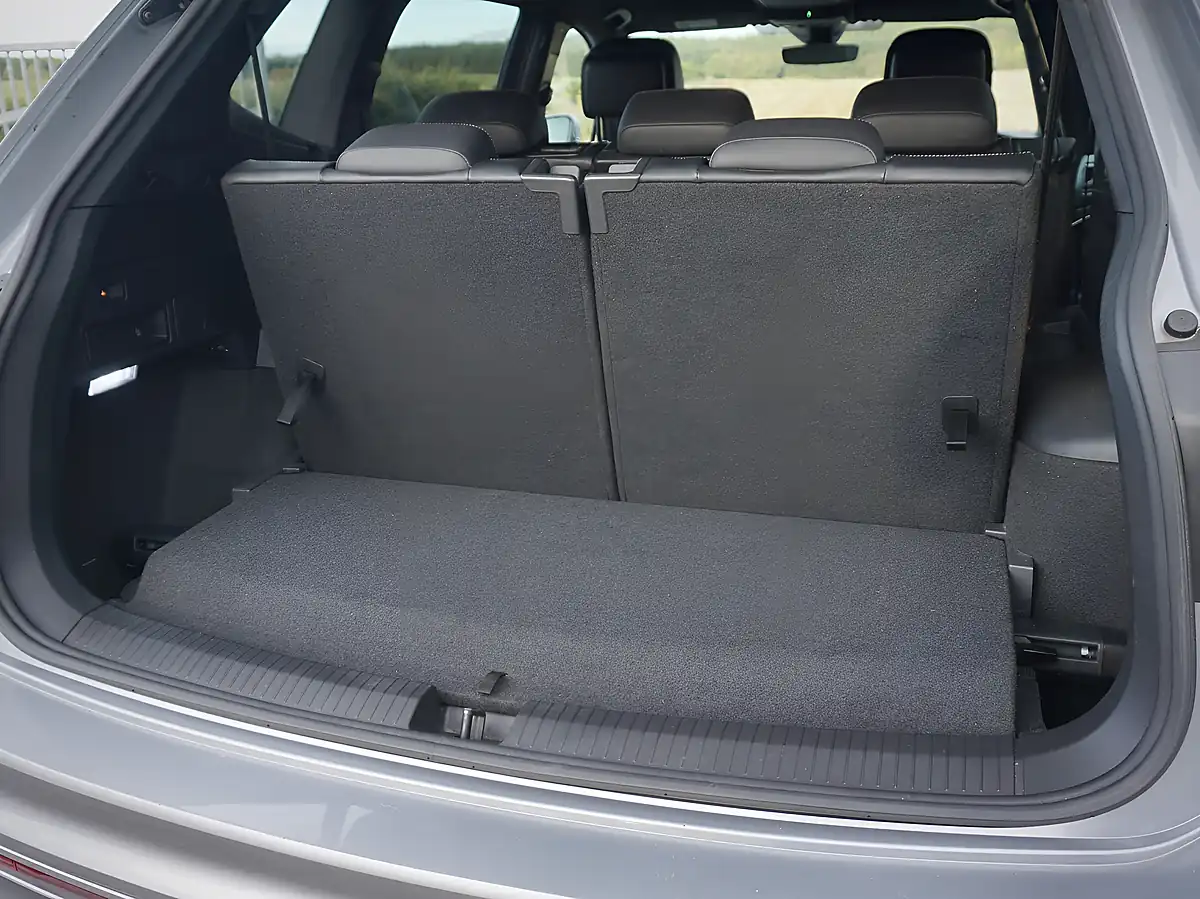 Used 2022 Volkswagen Tiguan Allspace R-Line Silver - Interior and Exterior details 18