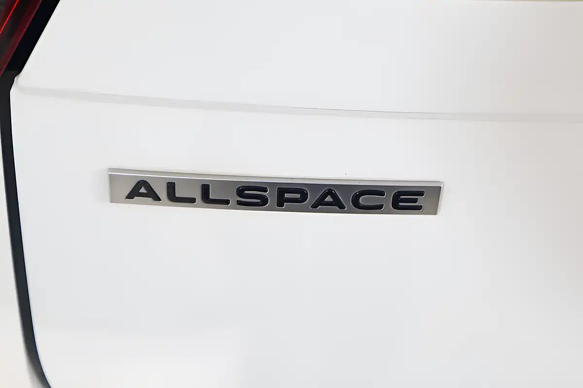 Used 2022 Volkswagen Tiguan Allspace R-Line White - Interior and Exterior details 20
