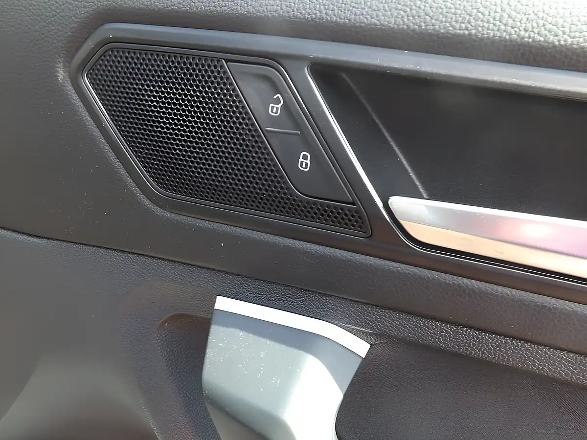 Used 2022 Volkswagen Tiguan Elegance Blue - Interior and Exterior details 14
