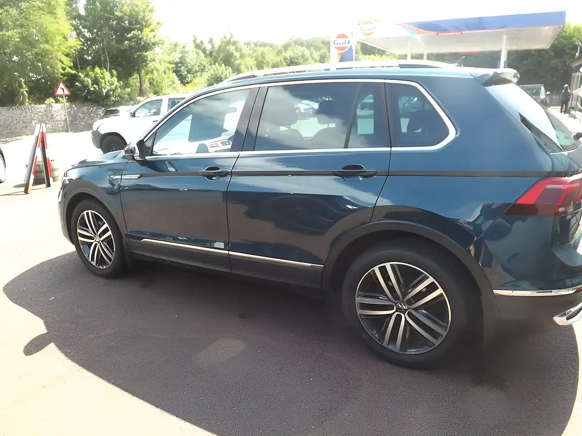 Used 2022 Volkswagen Tiguan Elegance Blue - Interior and Exterior details 5
