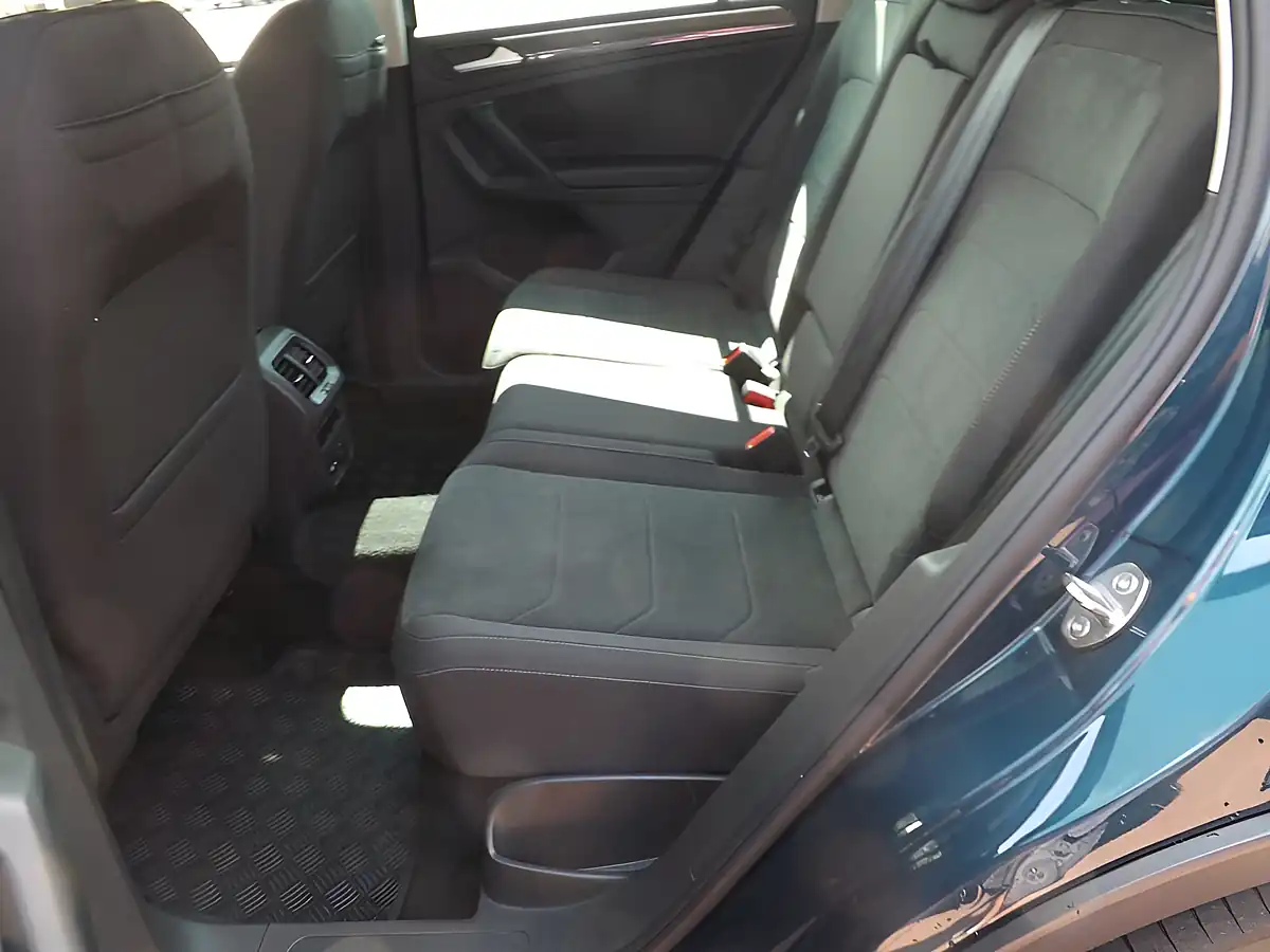 Used 2022 Volkswagen Tiguan Elegance Blue - Interior and Exterior details 8