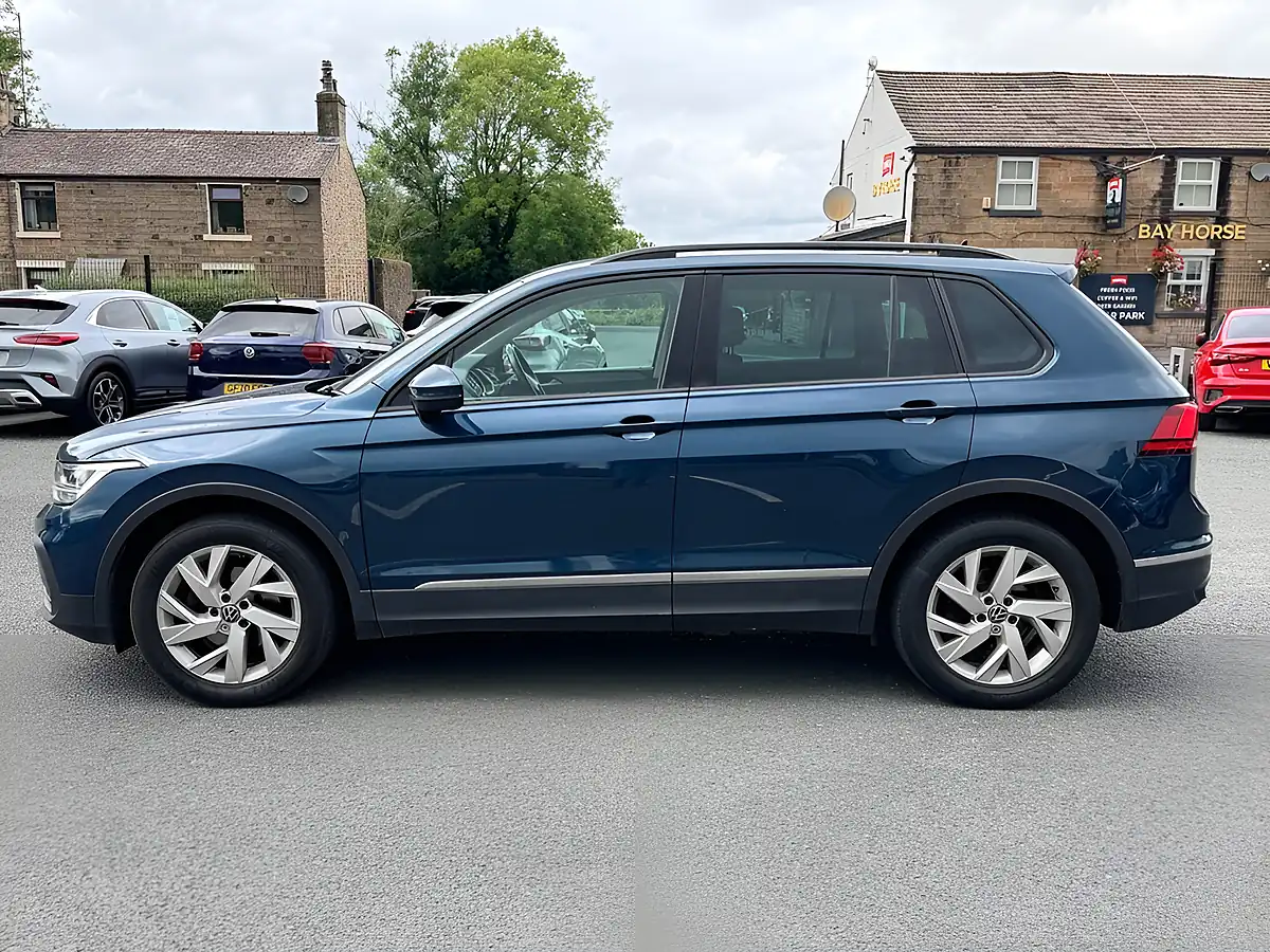 Used 2022 Volkswagen Tiguan Life Blue - Interior and Exterior details 7