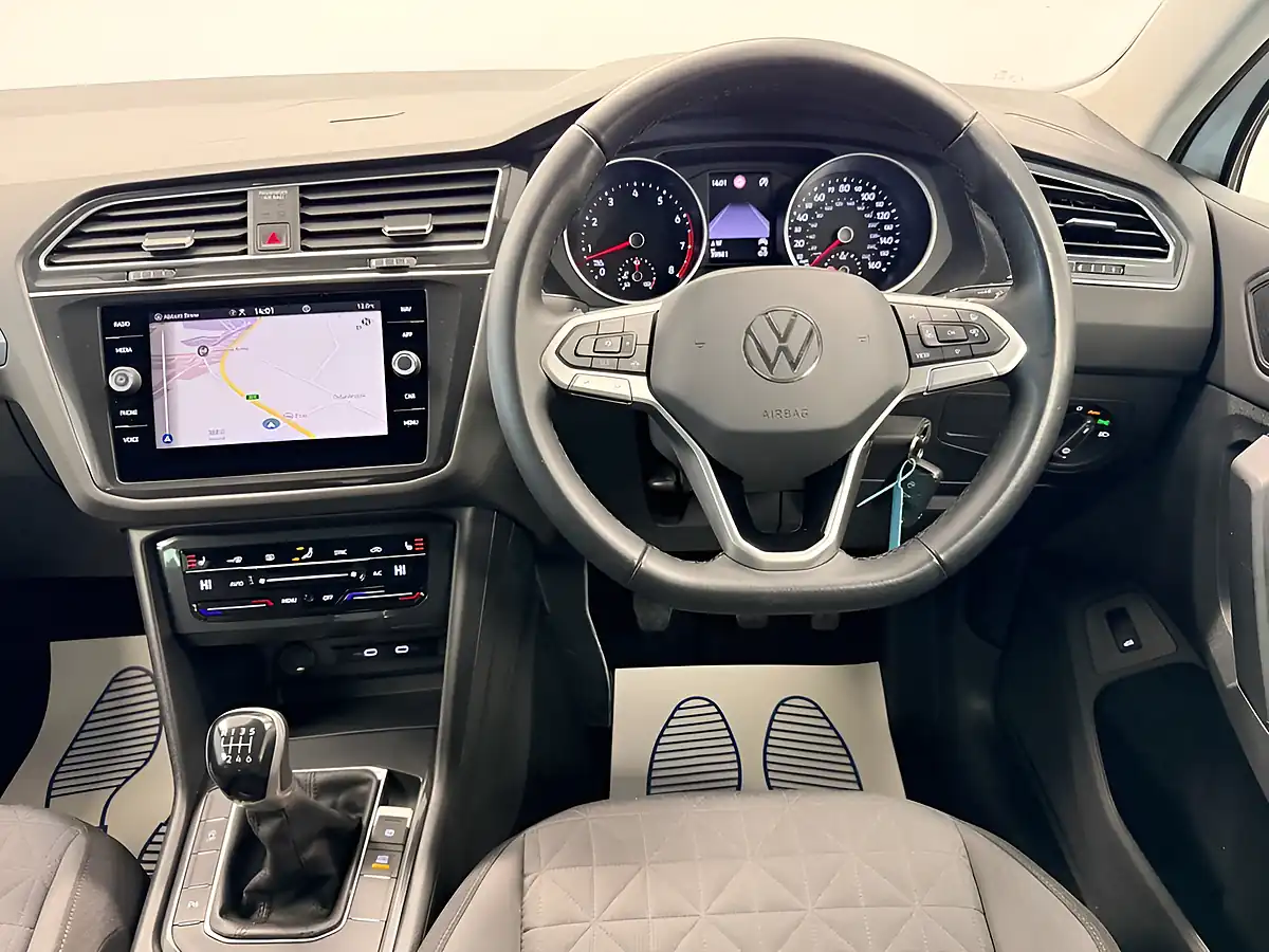 Used 2022 Volkswagen Tiguan Life Pure White - Interior and Exterior details 12