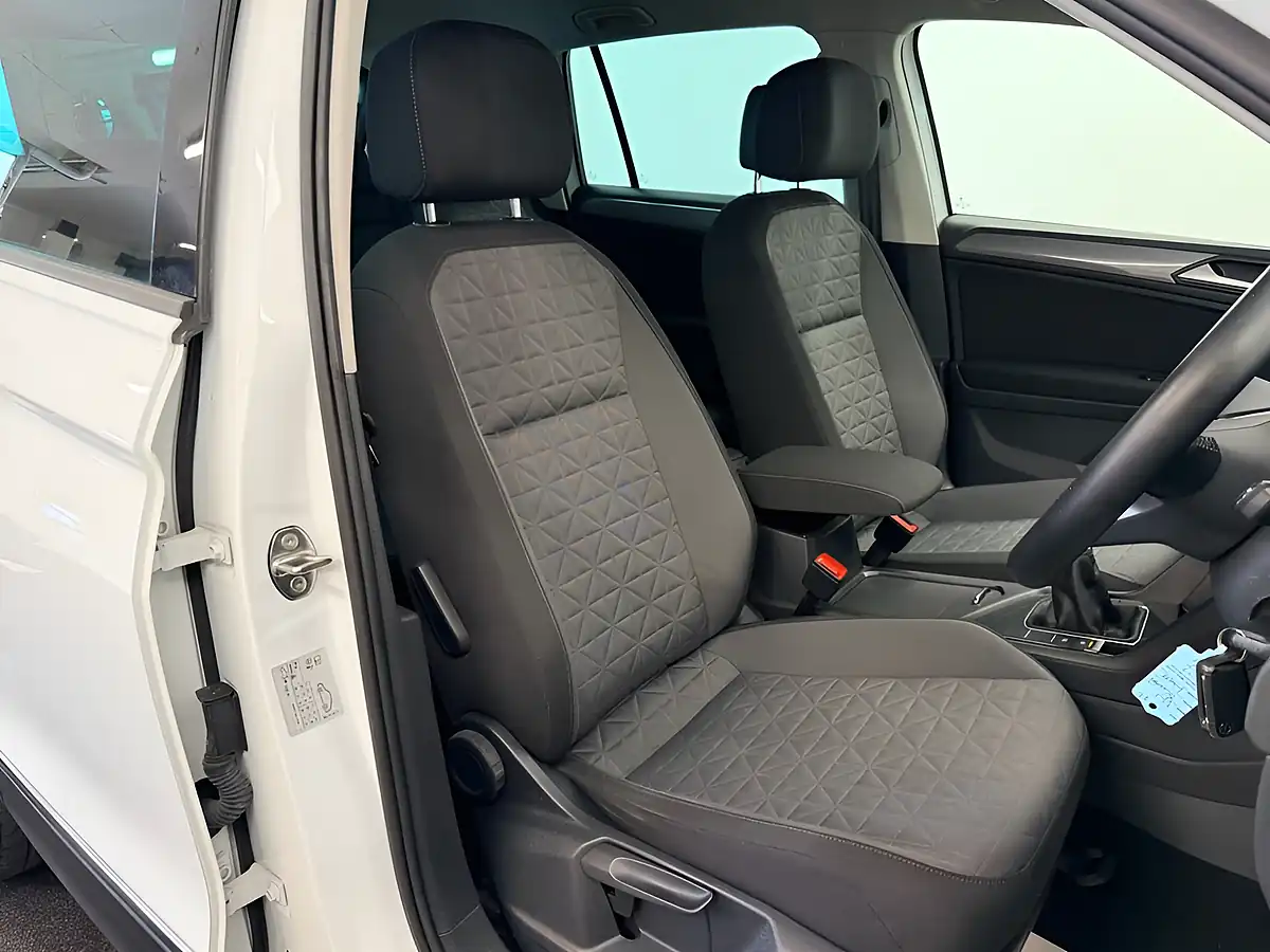 Used 2022 Volkswagen Tiguan Life Pure White - Interior and Exterior details 5