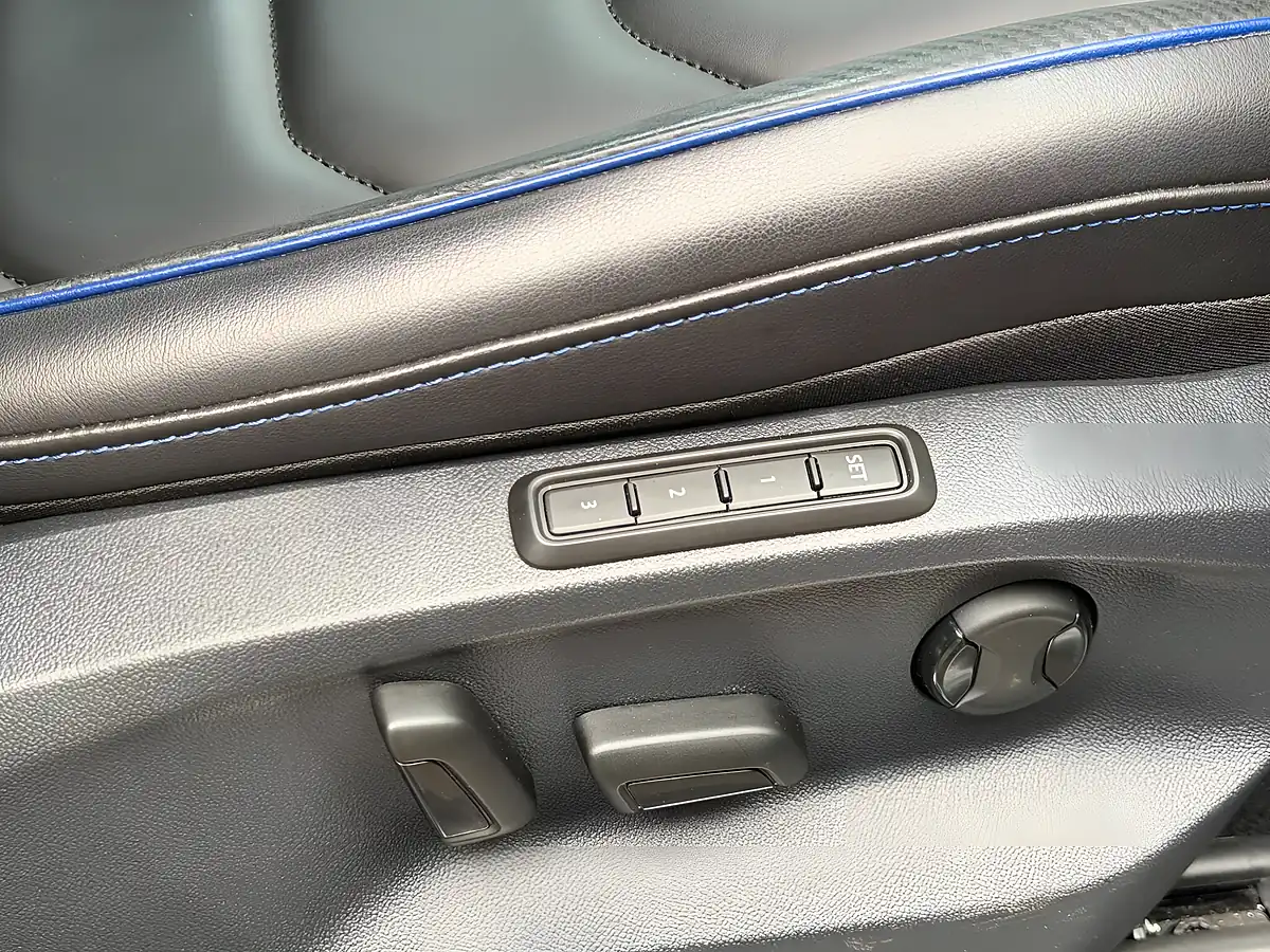 Used 2022 Volkswagen Tiguan R Blue - Interior and Exterior details 10