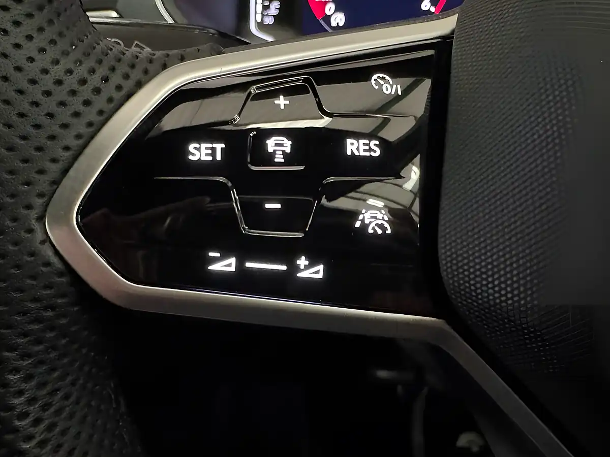 Used 2022 Volkswagen Tiguan R-Line Deep Black - Interior and Exterior details 16