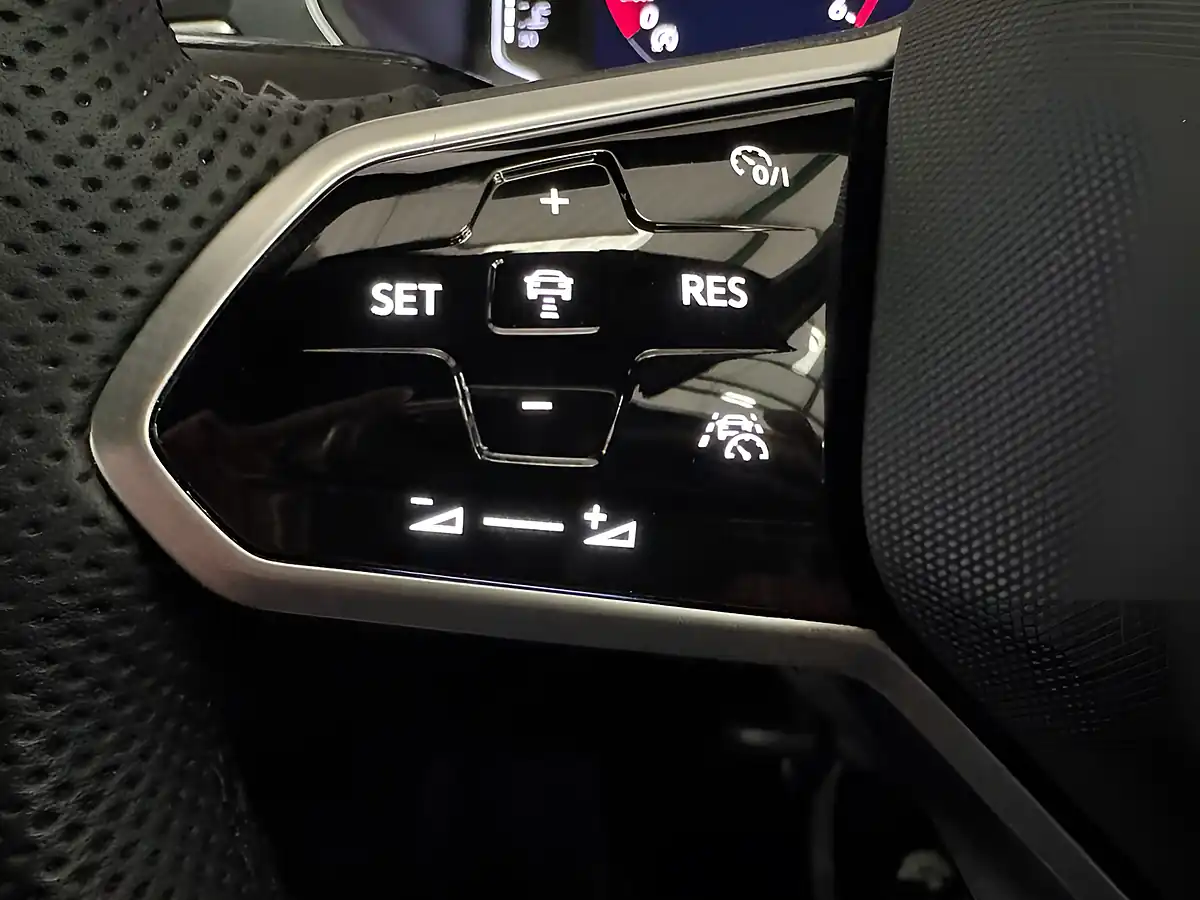 Used 2022 Volkswagen Tiguan R-Line Deep Black - Interior and Exterior details 16