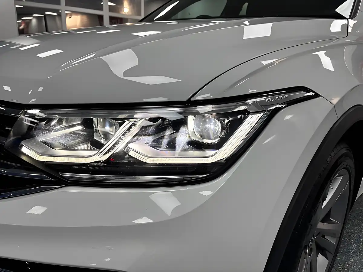 Used 2022 Volkswagen Tiguan R-Line Oryx White - Interior and Exterior details 11