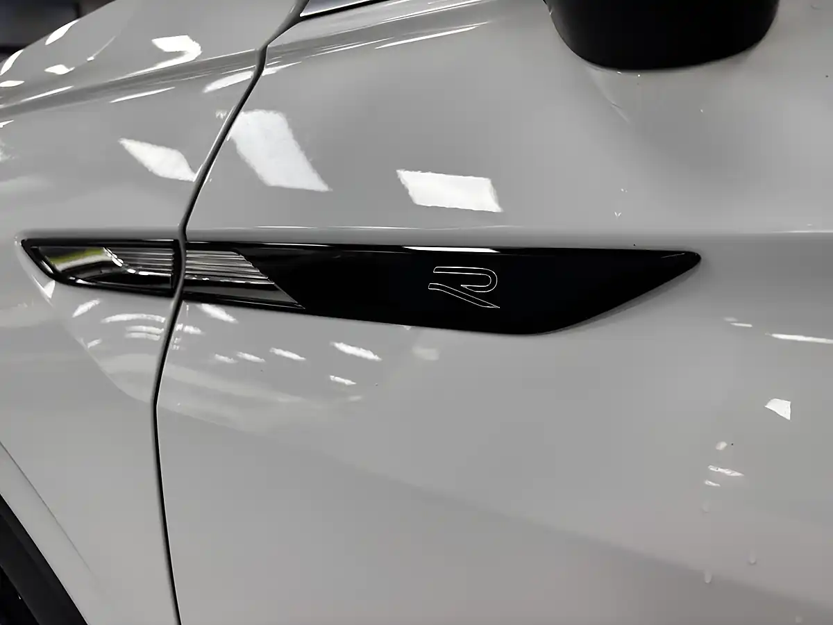 Used 2022 Volkswagen Tiguan R-Line Oryx White - Interior and Exterior details 20