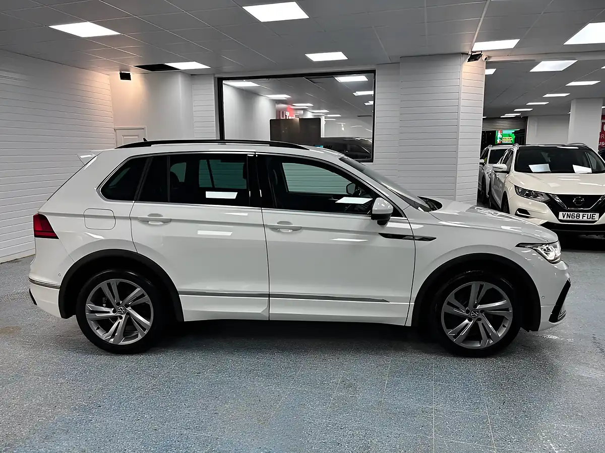 Used 2022 Volkswagen Tiguan R-Line Oryx White - Interior and Exterior details 3