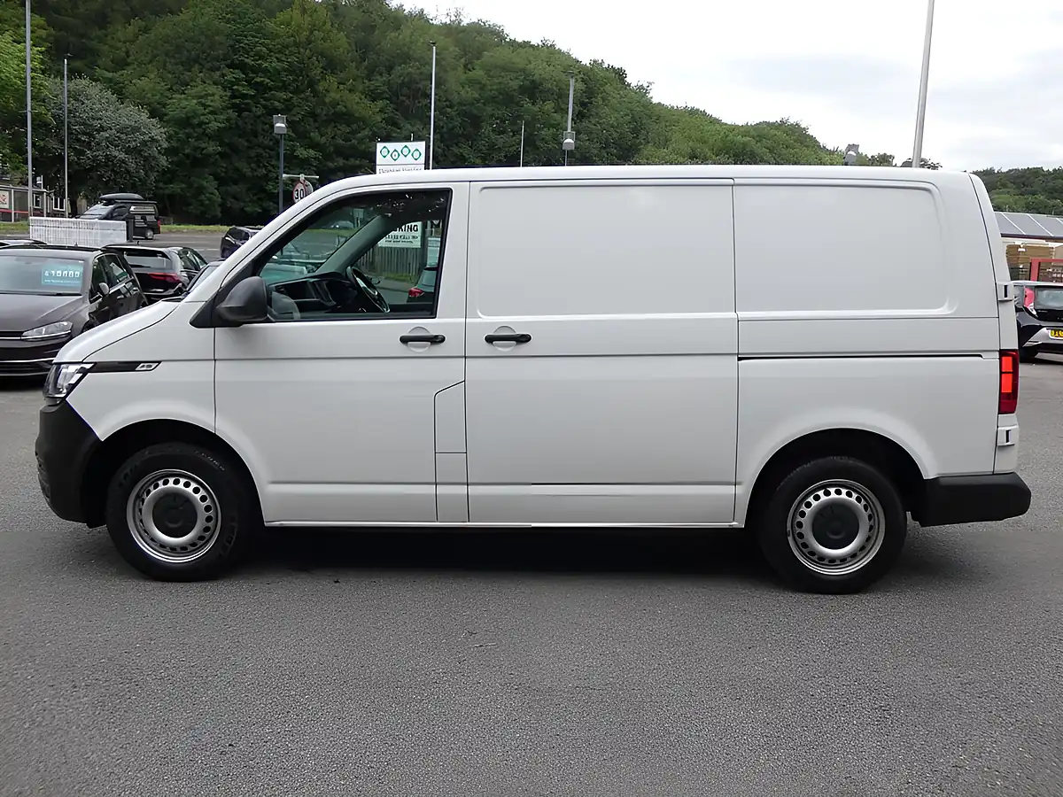 Used 2022 Volkswagen Transporter Startline Candy White - Interior and Exterior details 9