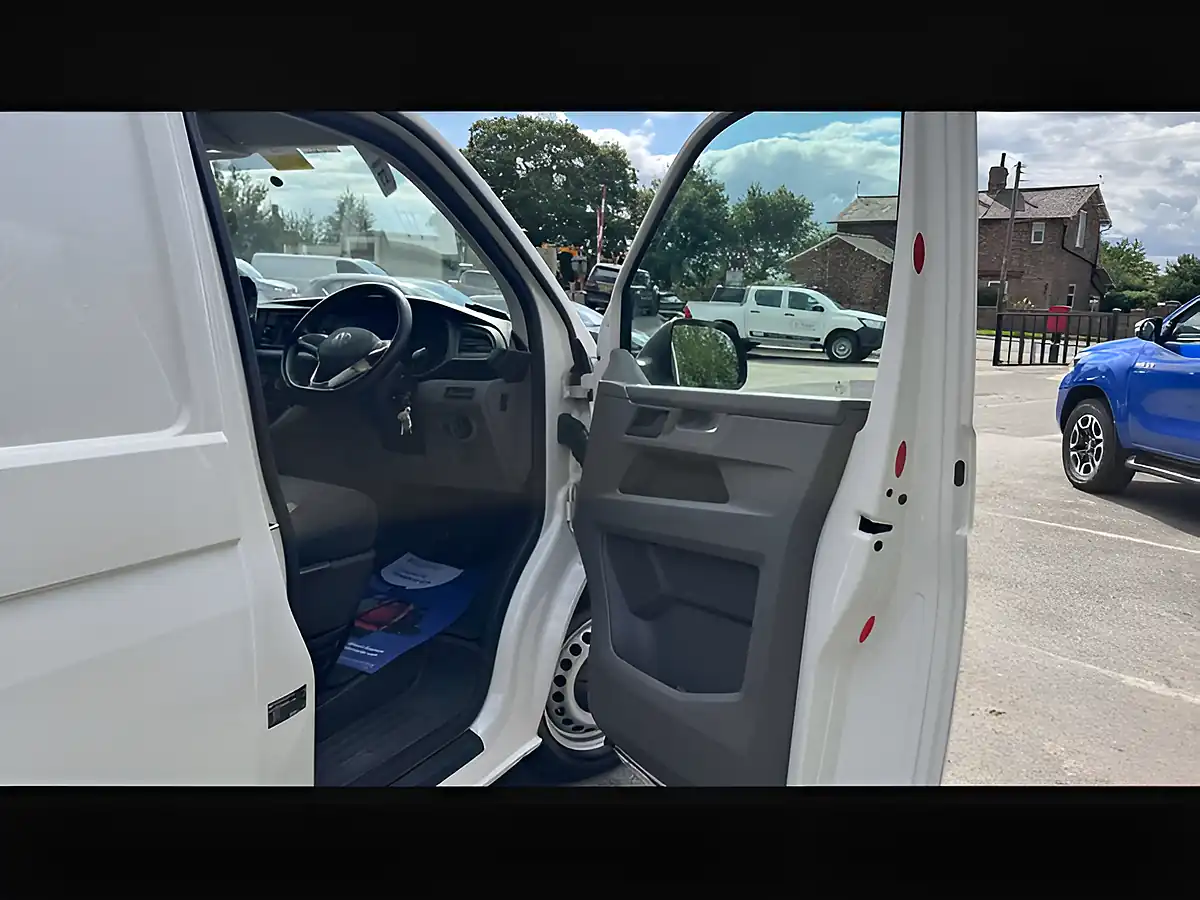 Used 2022 Volkswagen Transporter T32 Startline White - Interior and Exterior details 12