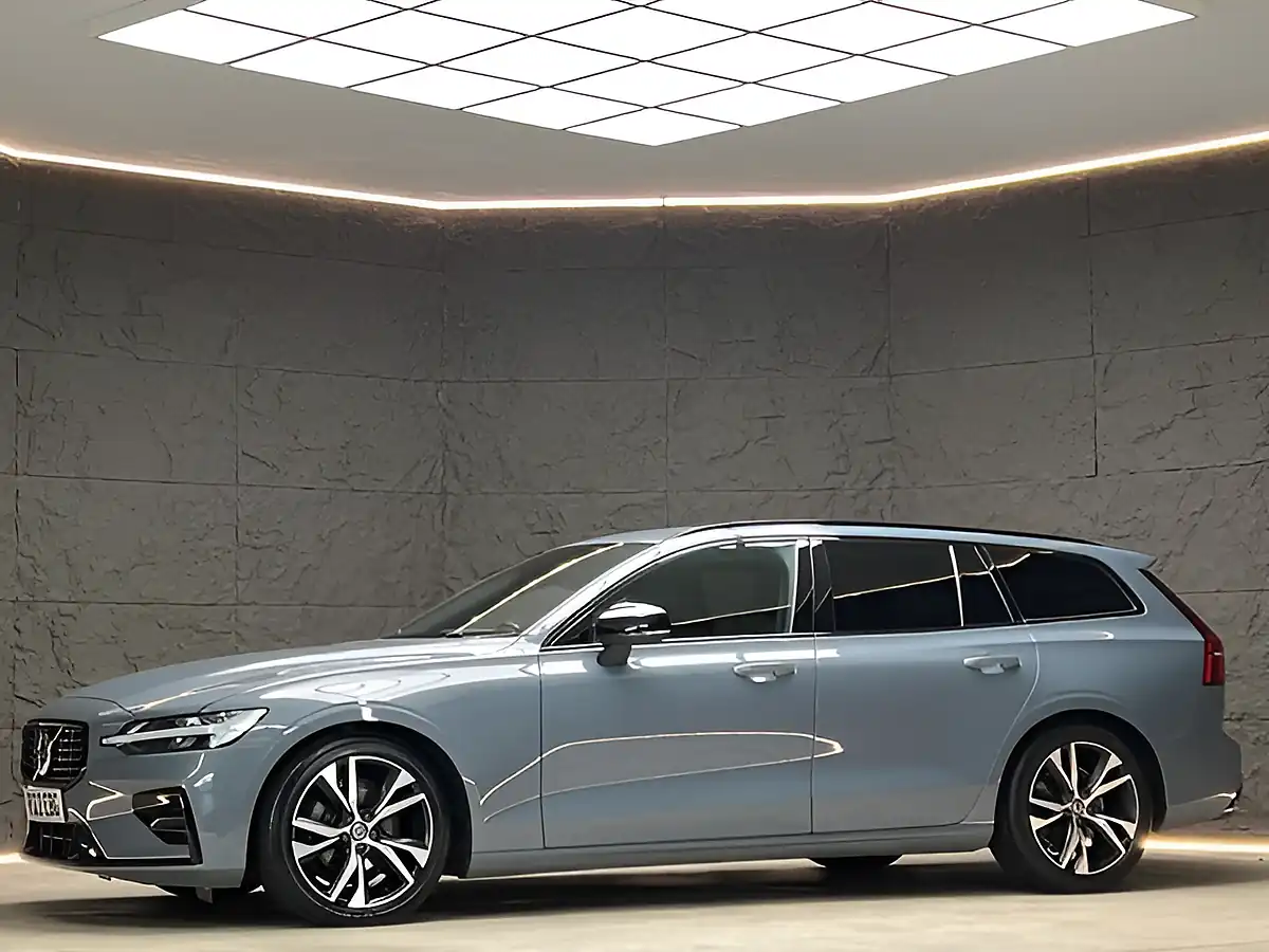 Used 2022 Volvo 100 Series Plus Blue - Interior and Exterior details 2