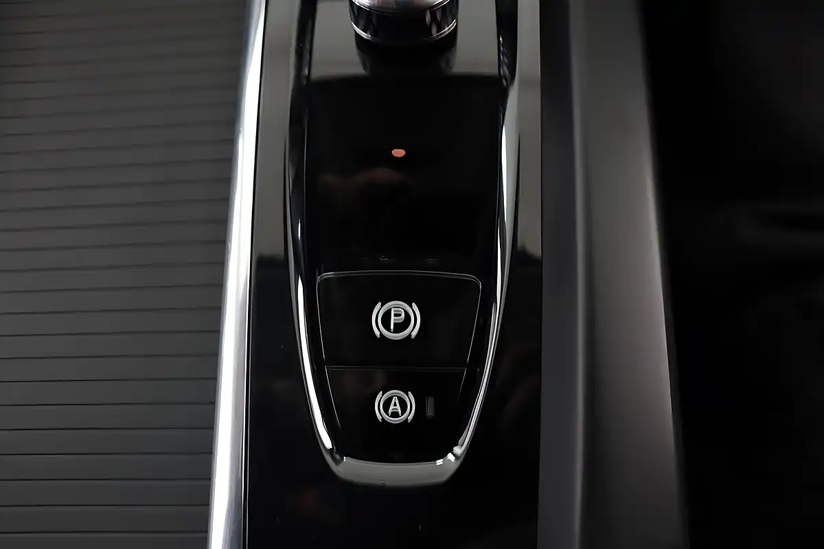 Used 2022 Volvo V60 Momentum Black - Interior and Exterior details 13