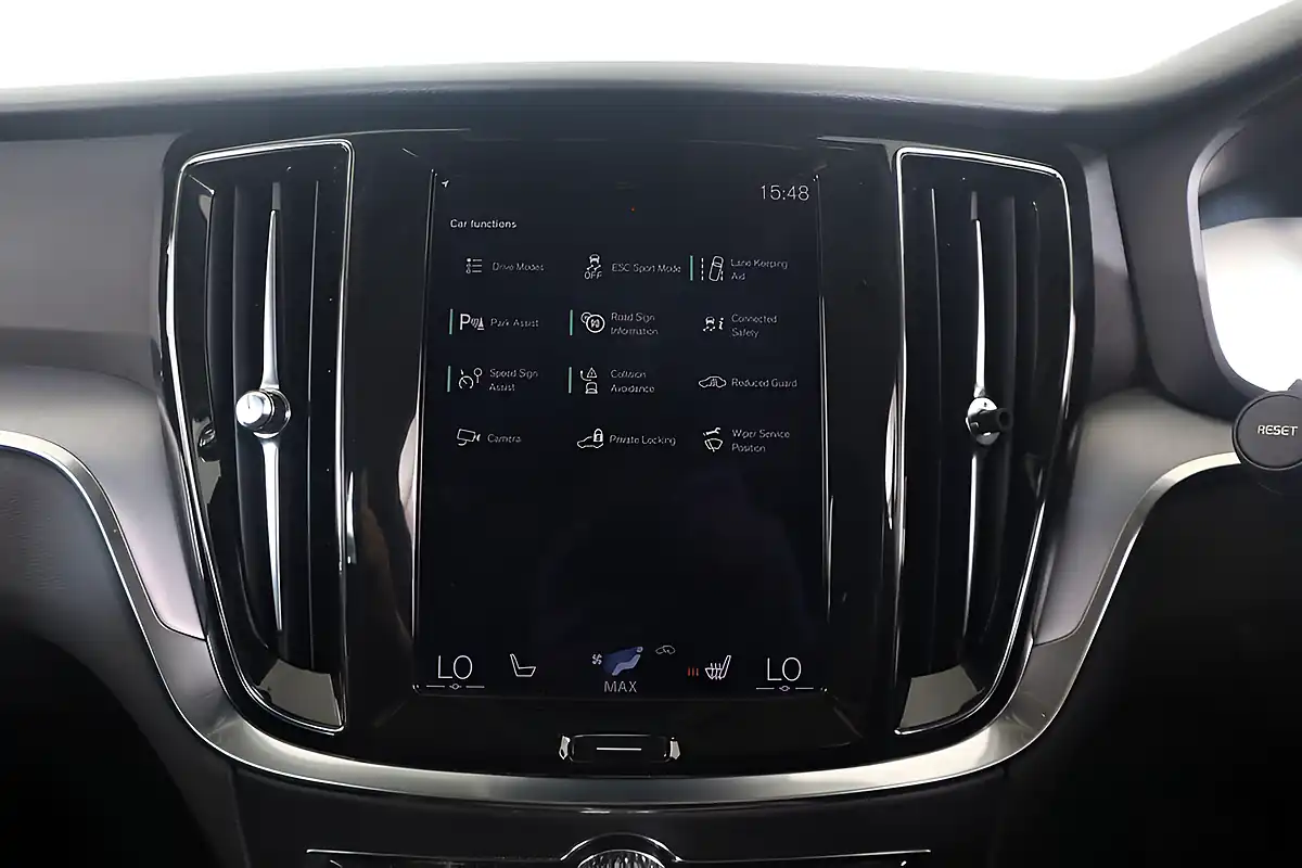 Used 2022 Volvo V60 Momentum Black - Interior and Exterior details 18