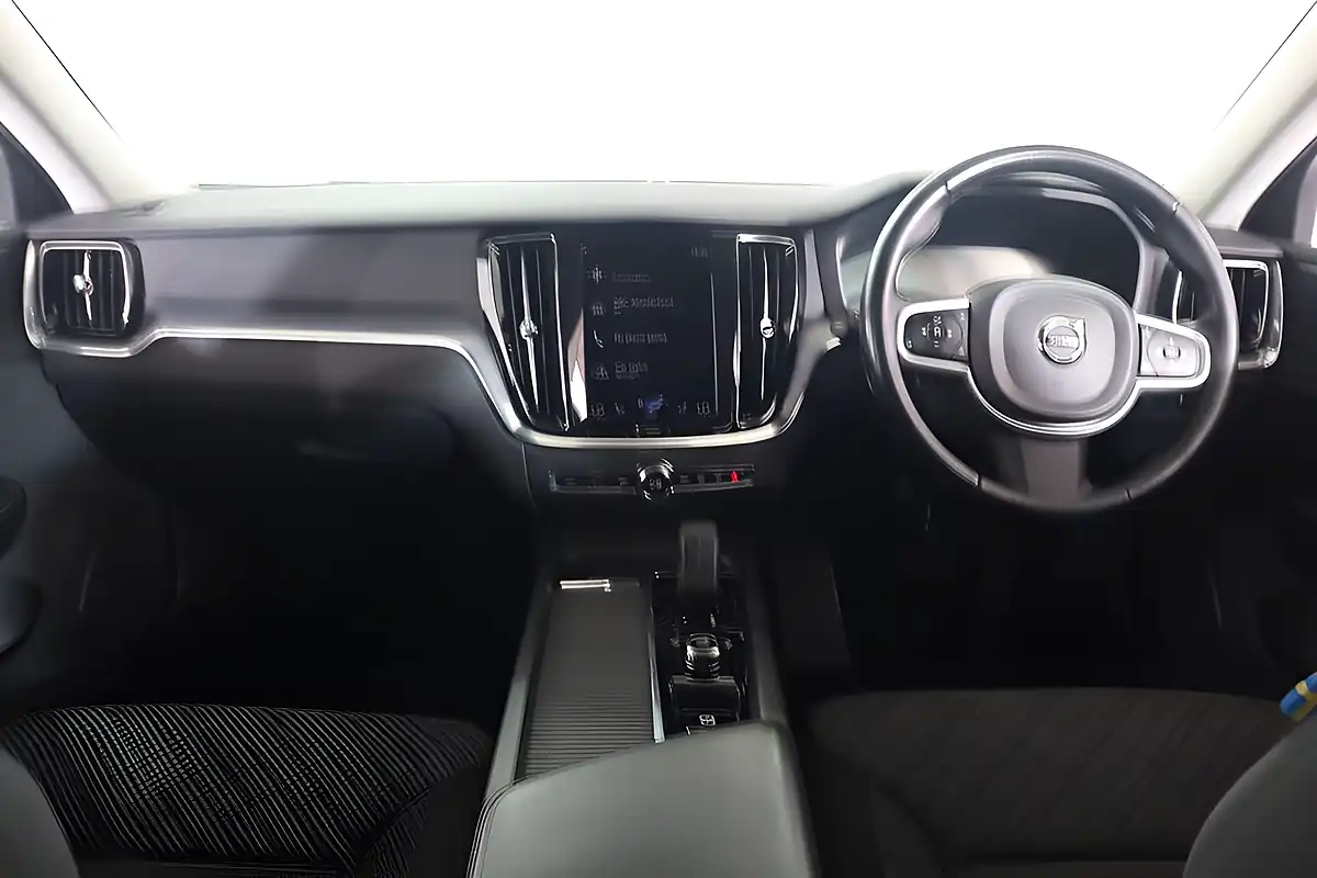 Used 2022 Volvo V60 Momentum Black - Interior and Exterior details 9