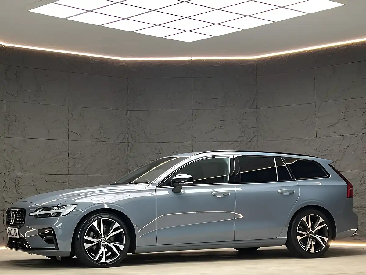 Used 2022 Volvo V60 Plus Thunder Grey - Interior and Exterior details 2