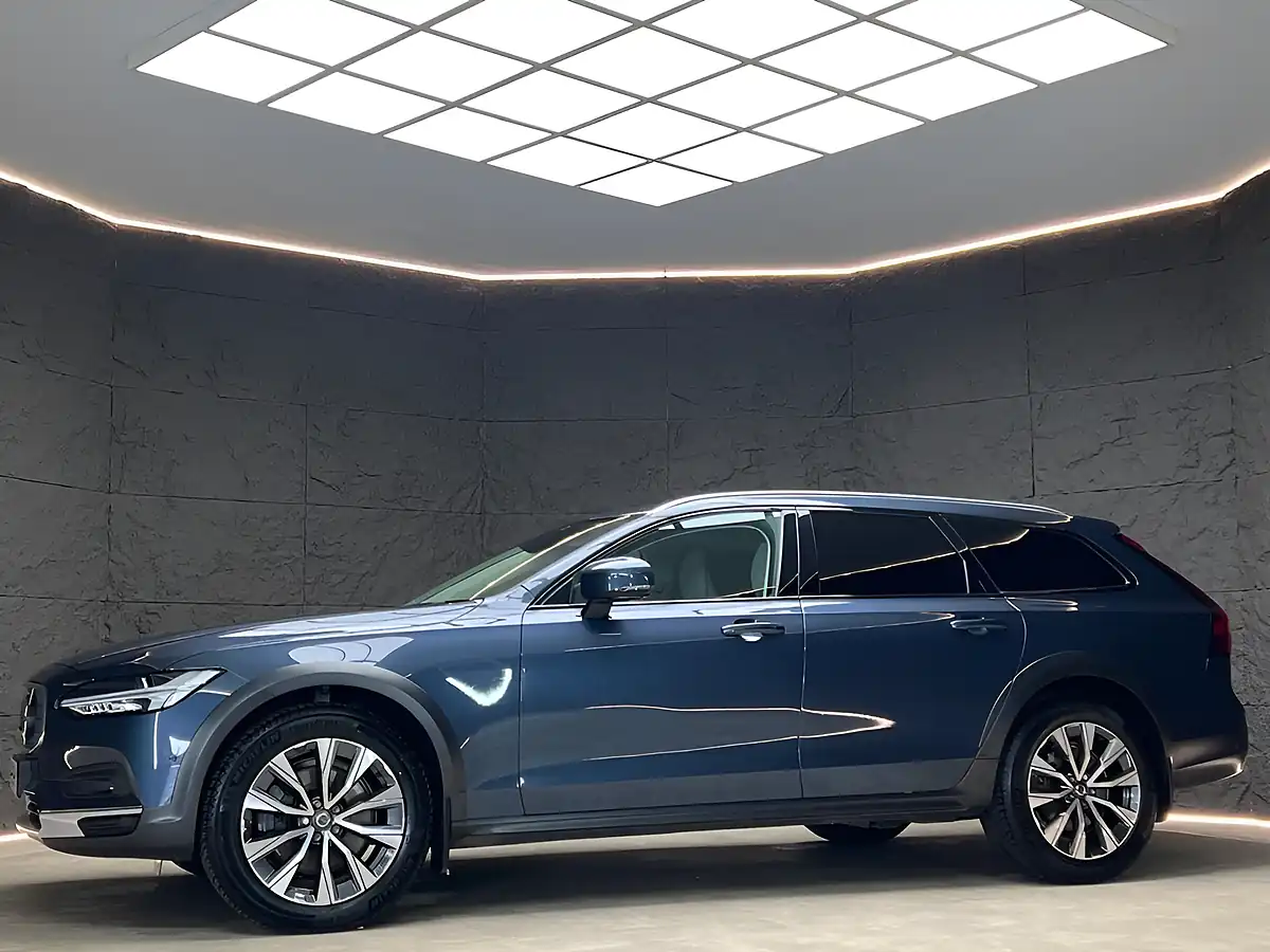 Used 2022 Volvo V90 Cross Country Plus Denim Blue - Interior and Exterior details 5