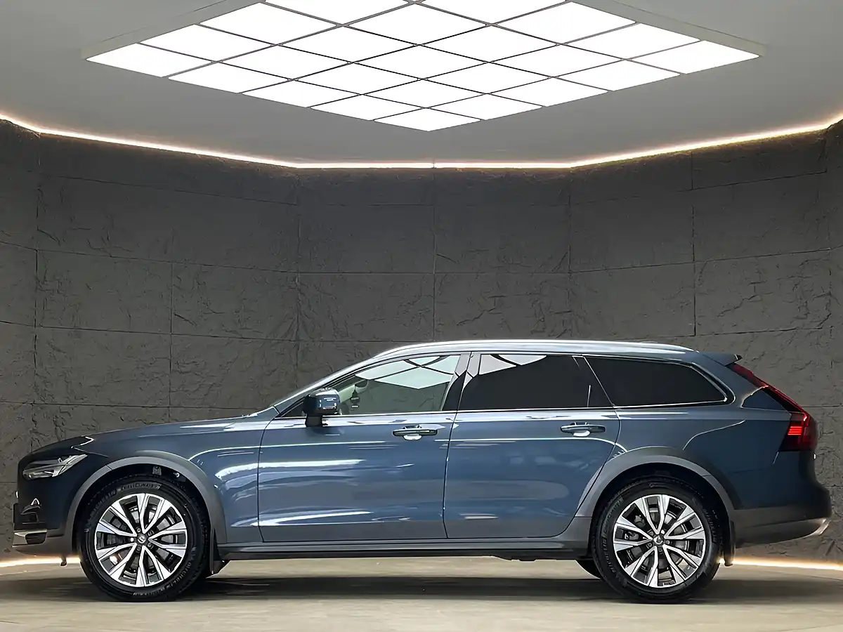 Used 2022 Volvo V90 Cross Country Plus Denim Blue - Interior and Exterior details 6
