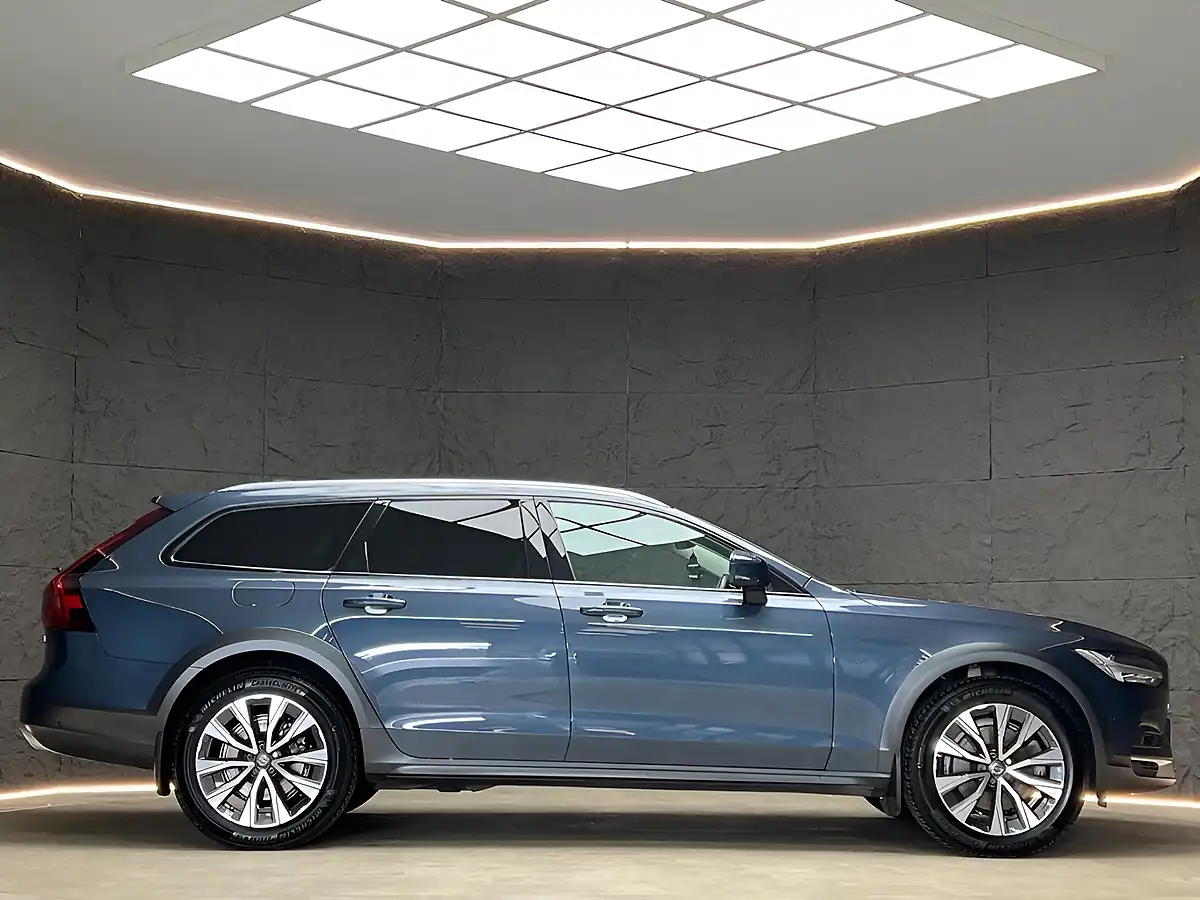 Used 2022 Volvo V90 Cross Country Plus Denim Blue - Interior and Exterior details 9