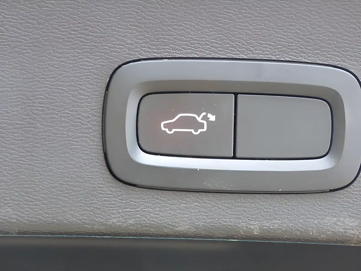 Used 2022 Volvo XC40 Core Grey - Interior and Exterior details 9