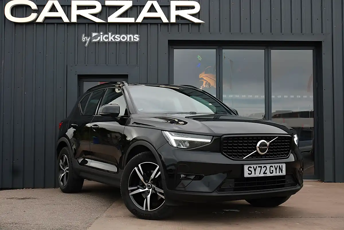 Used 2022 Volvo XC40 Plus Black - Front View