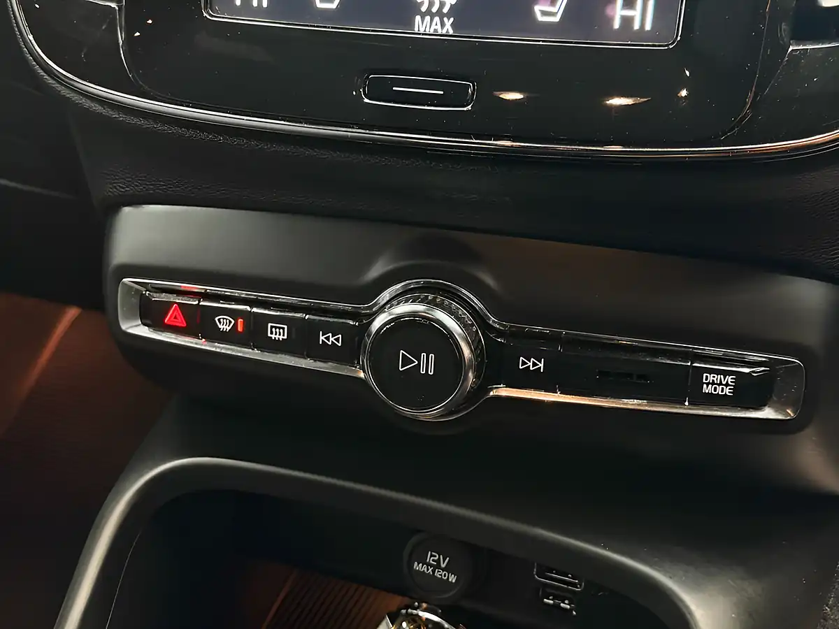 Used 2022 Volvo XC40 Plus Black - Interior and Exterior details 15