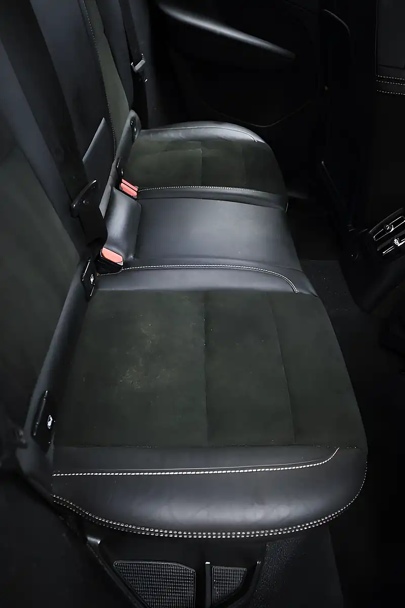 Used 2022 Volvo XC40 Ultimate Dark Blue - Interior and Exterior details 10