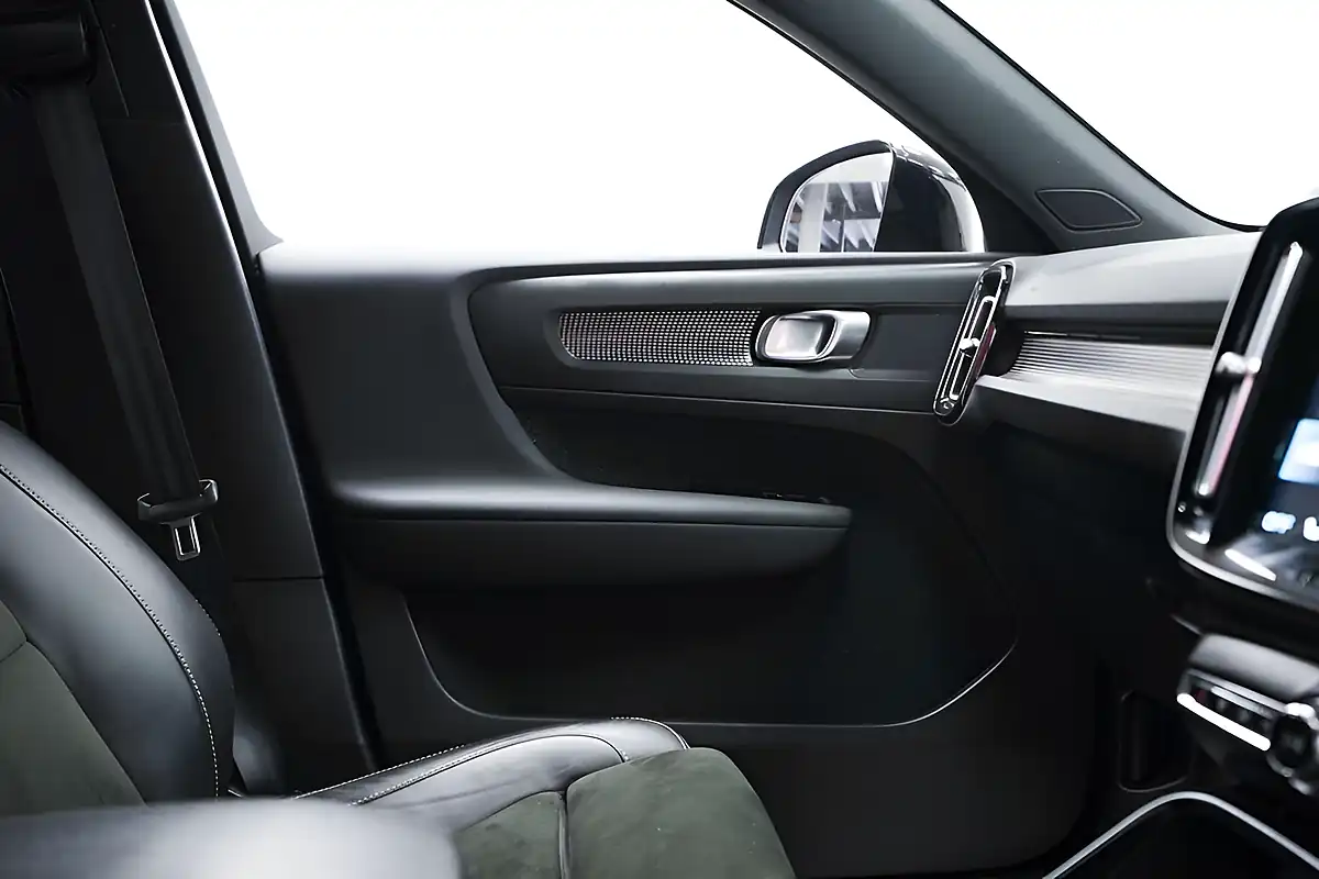 Used 2022 Volvo XC40 Ultimate Dark Blue - Interior and Exterior details 13