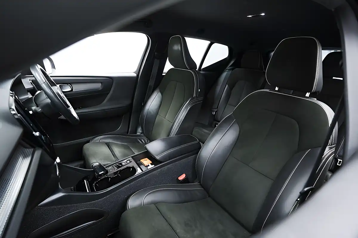 Used 2022 Volvo XC40 Ultimate Dark Blue - Interior and Exterior details 14