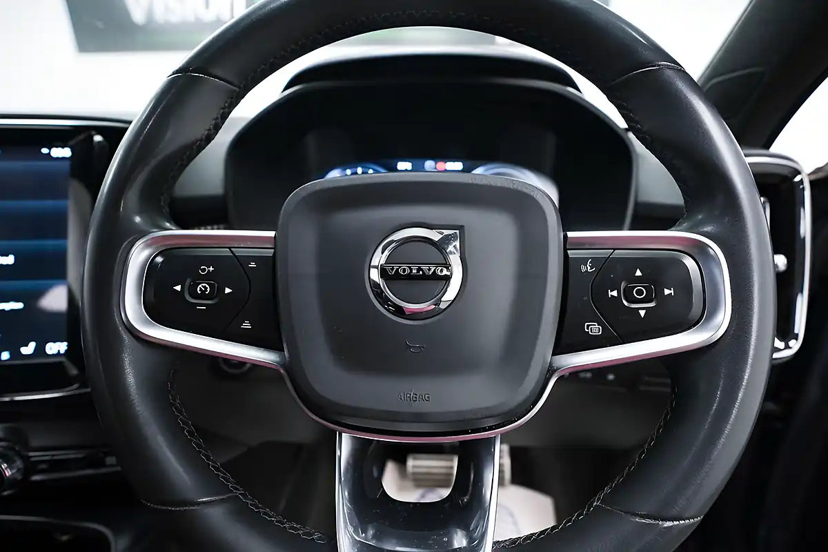 Used 2022 Volvo XC40 Ultimate Dark Blue - Interior and Exterior details 17