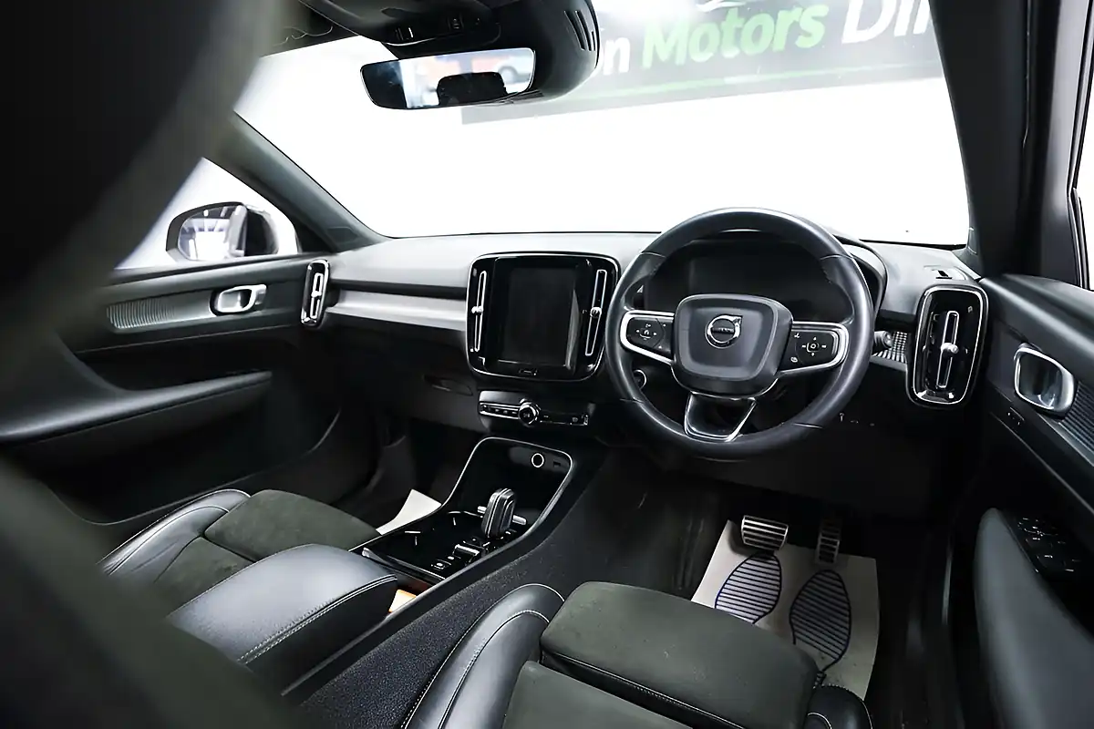 Used 2022 Volvo XC40 Ultimate Dark Blue - Interior and Exterior details 6